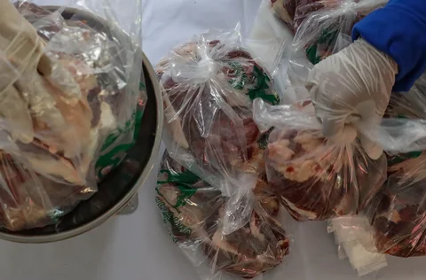 Petugas mengemas daging sapi kurban ke dalam kantong plastik di Masjid Sunda Kelapa, Jakarta, Rabu (27/5/2026).
