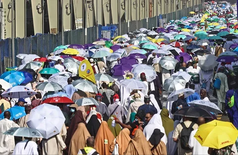 Jemaah haji berjalan sambil menggunakan  payung usai melakukan ibadah jumroh  sebagai bagian dari ibadah haji di Mina, Rabu (27/05/2026).