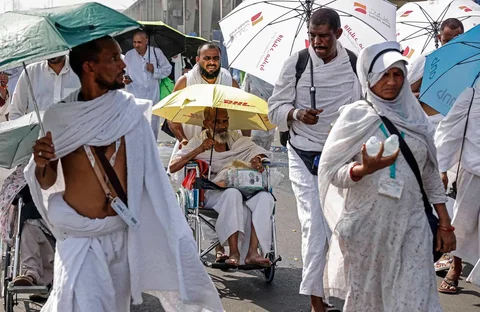 Jemaah haji berjalan sambil menggunakan  payung usai melakukan ibadah jumroh  sebagai bagian dari ibadah haji di Mina, Rabu (27/05/2026).