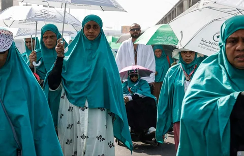 Jemaah haji berjalan sambil menggunakan  payung usai melakukan ibadah jumroh  sebagai bagian dari ibadah haji di Mina, Rabu (27/05/2026).