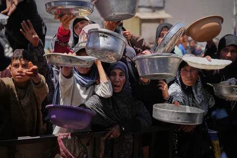 Warga Palestina  antri menerima sumbangan makanan di pusat distribusi di Khan Younis, Jalur Gaza, Rabu (27/95/2026).