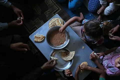Keluarga Thabet menikmati makanan di dalam tenda tempat mereka berlindung di Khan Younis, di Jalur Gaza selatan, Rabu (27/95/2026