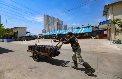 Pedagang mengantarkan air bersih di kawasan Muara Angke, Jakarta, Kamis (28/05/2026).