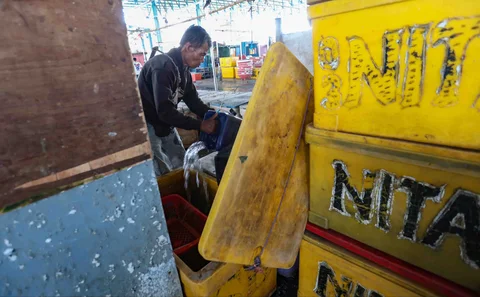 Pedagang mengantarkan air bersih di kawasan Muara Angke, Jakarta, Kamis (28/05/2026).