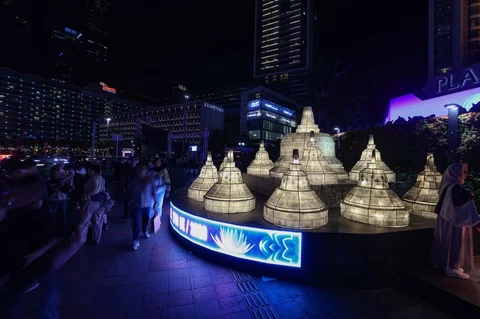 Warga berjalan di dekat ornamen lampu hias saat llumination of Jakarta: Glow of Peace di kawasan Bundaran HI, Jakarta, Kamis (28/5/2026).