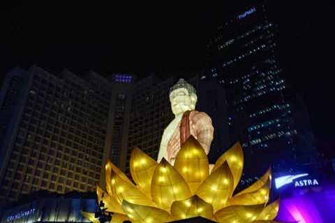 Salah satu ornamen lampu Buddha pada llumination of Jakarta: Glow of Peace di kawasan Bundaran HI, Jakarta, Kamis (28/5/2026)