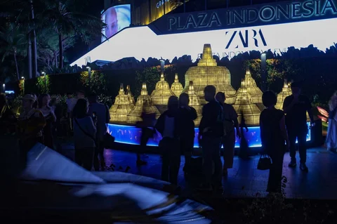 Warga berjalan di dekat ornamen lampu hias saat llumination of Jakarta: Glow of Peace di kawasan Bundaran HI, Jakarta, Kamis (28/5/2026).