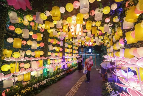 Warga berjalan di dekat ornamen lampu hias saat llumination of Jakarta: Glow of Peace di kawasan Bundaran HI, Jakarta, Kamis (28/5/2026).