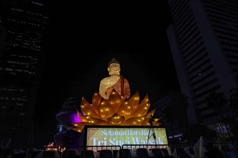 Salah satu ornamen lampu Buddha pada llumination of Jakarta: Glow of Peace di kawasan Bundaran HI, Jakarta, Kamis (28/5/2026)