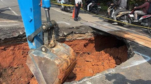 Baru Ditambal Pagi Hari, Jalan Lenteng Agung Amblas Malamnya