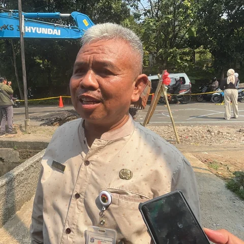 Lubang Menganga di Jalanan Lenteng Agung, Panjangnya 16 Meter
