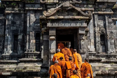 Para biksu Buddha mengunjungi Candi Sewu yang merupakan bagian dari Kompleks Candi Prambanan saat mengikuti perjalanan spiritual Indonesia Walk of Peace (IWOP) 2026 di Klaten, Jawa Tengah, Jumat (29/5/2026).