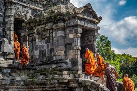 Para biksu Buddha mengunjungi Candi Sewu yang merupakan bagian dari Kompleks Candi Prambanan saat mengikuti perjalanan spiritual Indonesia Walk of Peace (IWOP) 2026 di Klaten, Jawa Tengah, Jumat (29/5/2026).