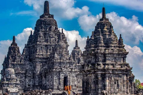 Para biksu Buddha mengunjungi Candi Sewu yang merupakan bagian dari Kompleks Candi Prambanan saat mengikuti perjalanan spiritual Indonesia Walk of Peace (IWOP) 2026 di Klaten, Jawa Tengah, Jumat (29/5/2026).
