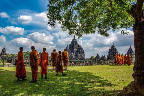 Para biksu Buddha mengunjungi Candi Sewu yang merupakan bagian dari Kompleks Candi Prambanan saat mengikuti perjalanan spiritual Indonesia Walk of Peace (IWOP) 2026 di Klaten, Jawa Tengah, Jumat (29/5/2026).