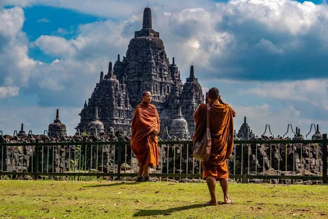 Para biksu Buddha mengunjungi Candi Sewu yang merupakan bagian dari Kompleks Candi Prambanan saat mengikuti perjalanan spiritual Indonesia Walk of Peace (IWOP) 2026 di Klaten, Jawa Tengah, Jumat (29/5/2026).
