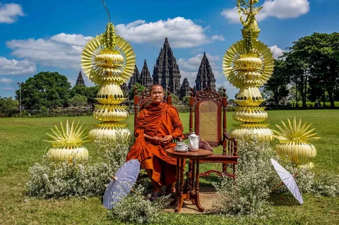 Para biksu Buddha mengunjungi Candi Sewu yang merupakan bagian dari Kompleks Candi Prambanan saat mengikuti perjalanan spiritual Indonesia Walk of Peace (IWOP) 2026 di Klaten, Jawa Tengah, Jumat (29/5/2026).