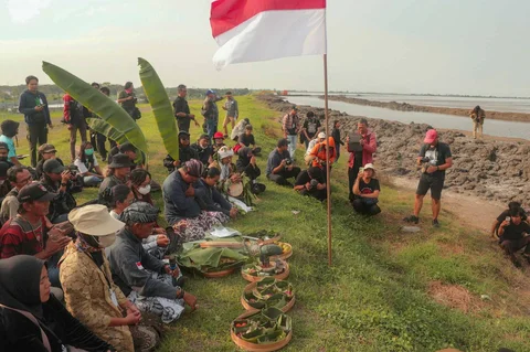 Warga korban Lumpur Lapindo bersama aktivis melakukan ritual Sambang Buyut untuk memperingati 20 tahun bencana Lumpur Lapindo di tanggul penahan lumpur Porong, Sidoarjo, Jawa Timur, Jumat (29/5/2026).