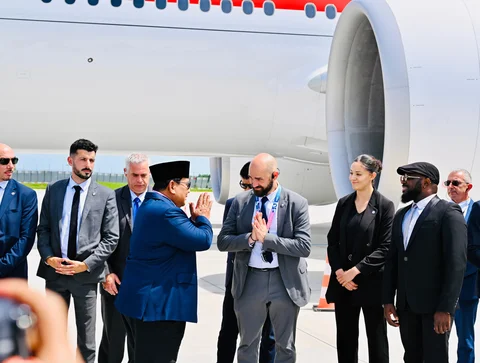 Momen Hangat Prabowo Foto Bersama Pengawal Prancis Sebelum Tinggalkan Paris