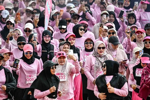 Para pelari wanita mengikuti kegiatan lari santai  'She Runes the World' di Stadion Harapan Bangsa di Banda Aceh, Minggu (03/05/2025).