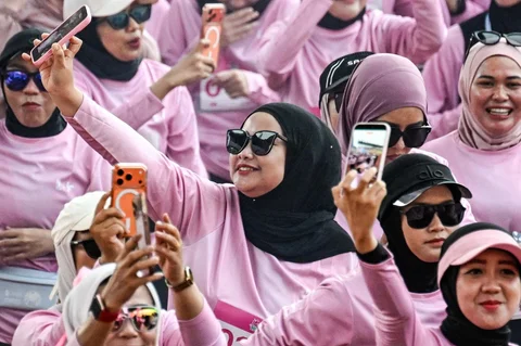 Para pelari wanita mengikuti kegiatan lari santai  'She Runes the World' di Stadion Harapan Bangsa di Banda Aceh, Minggu (03/05/2025).