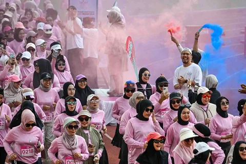 Para pelari wanita mengikuti kegiatan lari santai  'She Runes the World' di Stadion Harapan Bangsa di Banda Aceh, Minggu (03/05/2025).