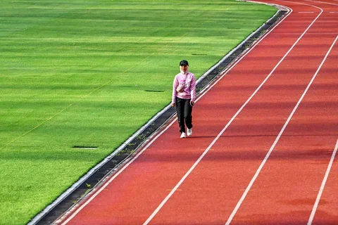 Pelari wanita mengikuti kegiatan lari santai  'She Runes the World' di Stadion Harapan Bangsa di Banda Aceh, Minggu (03/05/2025).