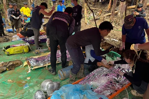 Warga desa yang  berhasil dievakuasi dari dalam gua di provinsi Xaisomboun, Laos, Sabtu, (30/05/2026).