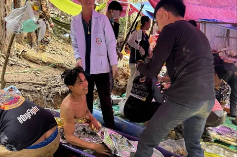 Warga desa yang  berhasil dievakuasi dari dalam gua di provinsi Xaisomboun, Laos, Sabtu, (30/05/2026).