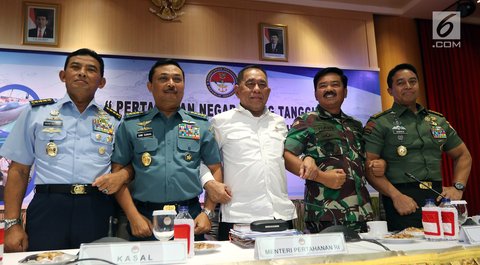 Menhan Ryamizard Ryacudu, Panglima TNI Marsekal Hadi Tjahjanto, KSAU Marsekal Madya Yuyu Sutisna, KSAL Laksamana TNI Siwi Sukma Adji dan KSAD Jenderal TNI Andika Perkasa foto bersama usai Rapim di Jakarta, Rabu (16/1). (Liputan6.com/JohanTallo)