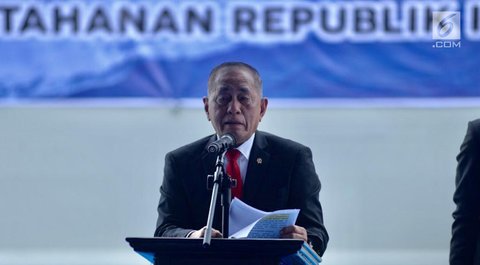 Menhan RI Ryamizard Ryacudu membuka peresmian serah terima Kapal Angkut Tank (AT- 4) KRI Teluk Lada-521 dari PT DRU kepada Kapusada Baranahan Kemhan di Dermaga PT DRU, Panjang, Bandar Lampung, Selasa, (26/02). (Liputan6.com/HO/Kemhan)