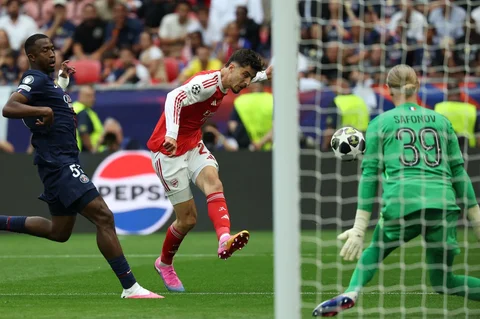 Gelandang Arsenal asal Jerman Kai Havertz melepaskan tembakan untuk mencetak gol pertama timnya melewati kiper Paris Saint-Germain asal Rusia Matvey Safonov  selama pertandingan final Liga Champions UEFA antara Paris Saint-Germain (PSG) dan Arsenal FC di Puskas Arena, Budapest, Sabtu (30/05/2026).
