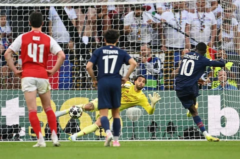 Gelandang Arsenal asal Jerman Kai Havertz melepaskan tembakan untuk mencetak gol pertama timnya melewati kiper Paris Saint-Germain asal Rusia Matvey Safonov  selama pertandingan final Liga Champions UEFA antara Paris Saint-Germain (PSG) dan Arsenal FC di Puskas Arena, Budapest, Sabtu (30/05/2026).