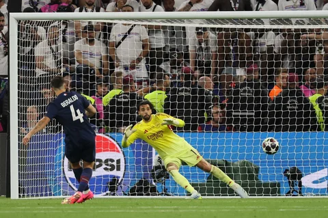Bek  Paris Saint-Germain asal Brasil, Lucas Beraldo, mencetak gol dari titik penalti selama pertandingan final Liga Champions UEFA antara Paris Saint-Germain (PSG) dan Arsenal FC di Puskas Arena, Budapest, Minggu (31/05/2026).