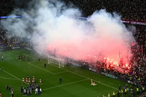 Para penggemar Paris Saint-Germain membakar suar merah setelah memenangkan pertandingan final Liga Champions UEFA antara Paris Saint-Germain (PSG) dan Arsenal FC di Puskas Arena di Budapest,  Minggu (31/05/2026).