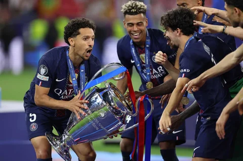 Para pemain PSG merayakan kemenangan dengan trofi setelah pertandingan final Liga Champions antara Paris Saint-Germain dan Arsenal di Budapest, Hongaria, Minggu (31/05/2026).