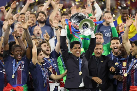 Presiden Paris Saint Germain asal Qatar, Nasser al-Khelaifi, mengangkat trofi setelah memenangkan pertandingan final Liga Champions UEFA antara Paris Saint-Germain (PSG) dan Arsenal FC di Puskas Arena, Budapest, Minggu (31/05/2026).