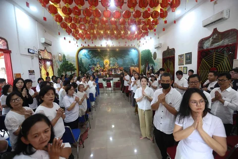 Umat Buddha bersembahyang pada rangkaian Perayaan Tri Suci Waisak 2570 BE di Wihara Amurwa Bhumi, Cibinong, Bogor, Minggu (31/5/2026).
