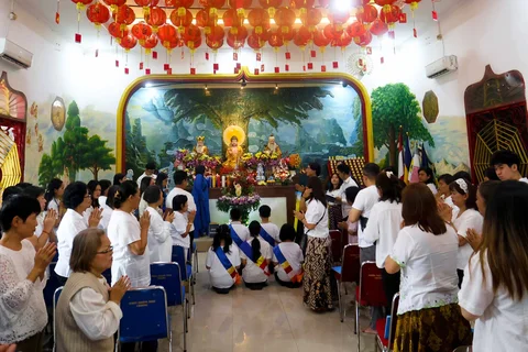 Umat Buddha bersembahyang pada rangkaian Perayaan Tri Suci Waisak 2570 BE di Wihara Amurwa Bhumi, Cibinong, Bogor, Minggu (31/5/2026).
