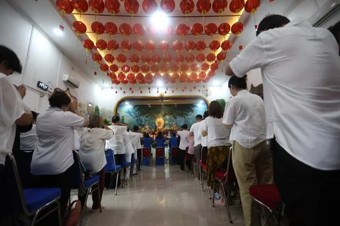 Umat Buddha bersembahyang pada rangkaian Perayaan Tri Suci Waisak 2570 BE di Wihara Amurwa Bhumi, Cibinong, Bogor, Minggu (31/5/2026).
