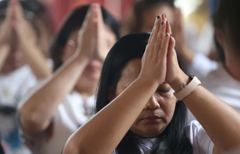 Umat Buddha bersembahyang pada rangkaian Perayaan Tri Suci Waisak 2570 BE di Wihara Amurwa Bhumi, Cibinong, Bogor, Minggu (31/5/2026).