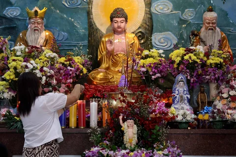 Umat Buddha bersembahyang pada rangkaian Perayaan Tri Suci Waisak 2570 BE di Wihara Amurwa Bhumi, Cibinong, Bogor, Minggu (31/5/2026).