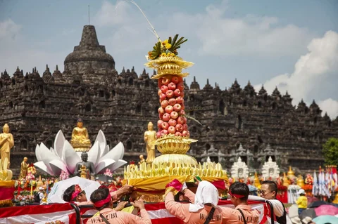 Umat Buddha mengikuti perayaan Tri Suci Waisak 2570 BE/2026 di Candi Borobudur, Magelang, Jawa Tengah, Minggu (31/5/2026)