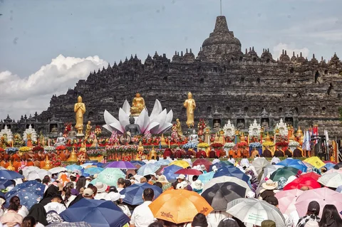 Sejumlah biksu bersama umat Buddha mengikuti perayaan Tri Suci Waisak 2570 BE/2026 di Candi Borobudur, Magelang, Jawa Tengah, Minggu (31/5/2026)
