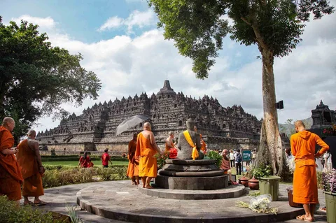 Sejumlah biksu  mengikuti perayaan Tri Suci Waisak 2570 BE/2026 di Candi Borobudur, Magelang, Jawa Tengah, Minggu (31/5/2026)