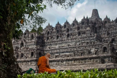 Biksu  mengikuti perayaan Tri Suci Waisak 2570 BE/2026 di Candi Borobudur, Magelang, Jawa Tengah, Minggu (31/5/2026)