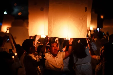 Peserta menerbangkan lampion saat Festival Lampion Waisak 2025 di Marga Utama kompleks Taman Wisata Candi (TWC) Borobudur, Magelang, Jawa Tengah, Minggu (31/5/2026).