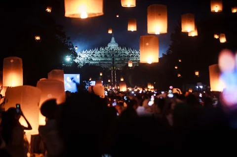 Peserta menerbangkan lampion saat Festival Lampion Waisak 2025 di Marga Utama kompleks Taman Wisata Candi (TWC) Borobudur, Magelang, Jawa Tengah, Minggu (31/5/2026).