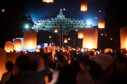 Peserta menerbangkan lampion saat Festival Lampion Waisak 2025 di Marga Utama kompleks Taman Wisata Candi (TWC) Borobudur, Magelang, Jawa Tengah, Minggu (31/5/2026).