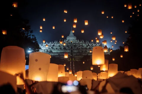 Peserta menerbangkan lampion saat Festival Lampion Waisak 2025 di Marga Utama kompleks Taman Wisata Candi (TWC) Borobudur, Magelang, Jawa Tengah, Minggu (31/5/2026).